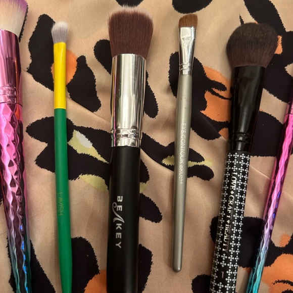 💗 2 for $25 💗 Makeup brush bundle! Luna Magic, Beauty Creations, and more! - Picture 3 of 4